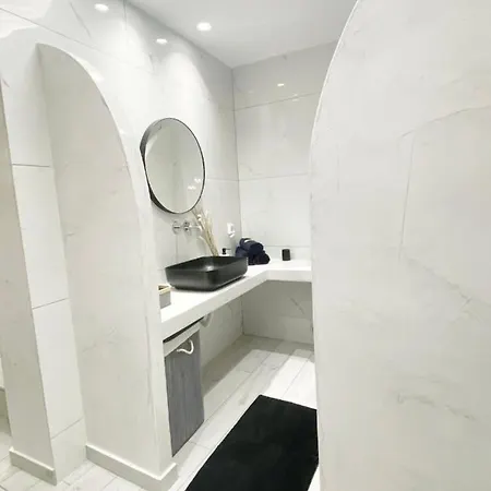 Sunstone Apartment *