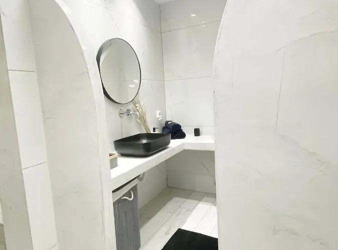 Sunstone Apartment *